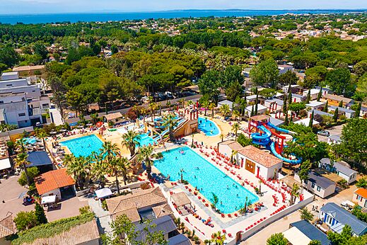 Swimming pools, slides, and water park at CAPFUN Mer et Soleil campsite in Cap d'Agde (34).