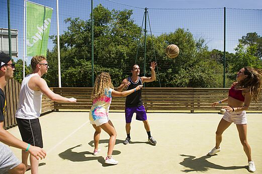 Young people playing basketball on a multi-sport court at CAPFUN Mer et Soleil campsite in Cap d'Agde (34).