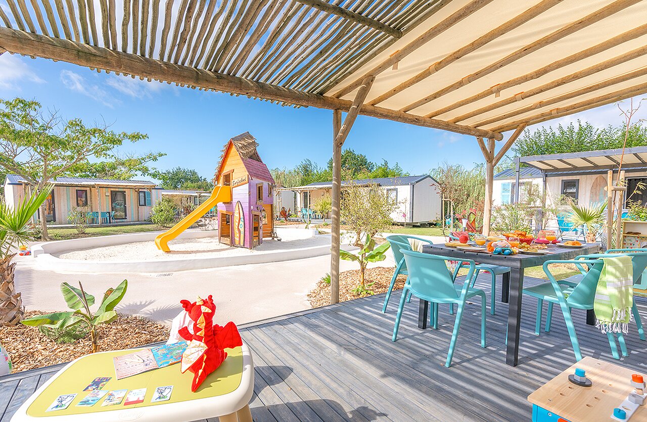 Mobile home, playground at VAGUES OCEANES Micheli�re campsite in Givrand (85).
