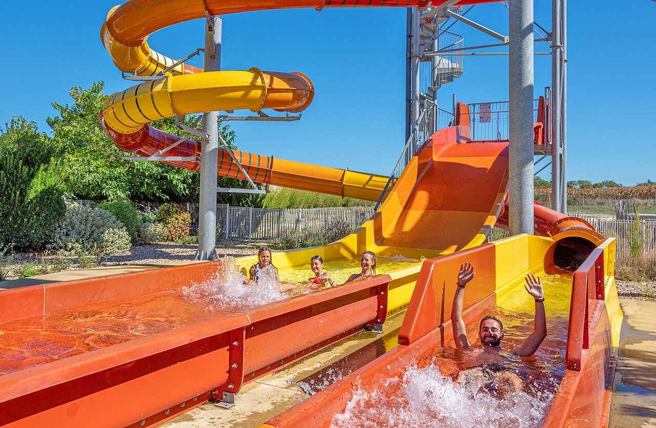 Colorful water slides and swimmers at camping VAGUES OCEANES Micheli�re, Givrand (85).