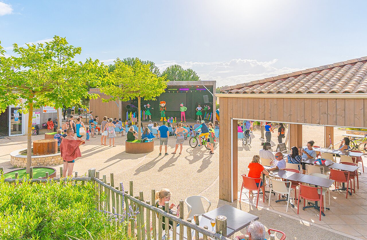 Festive atmosphere, entertainment and bar at VAGUES OCEANES Micheli�re campsite in Givrand (85).