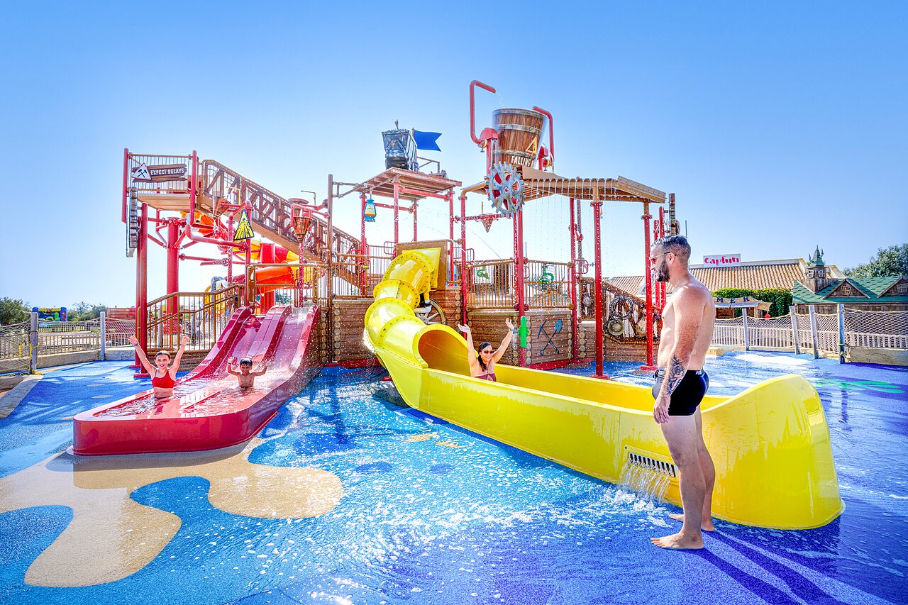 Water park, slides, tipping bucket at CAPFUN Mille P�pites campsite Carnon (34).