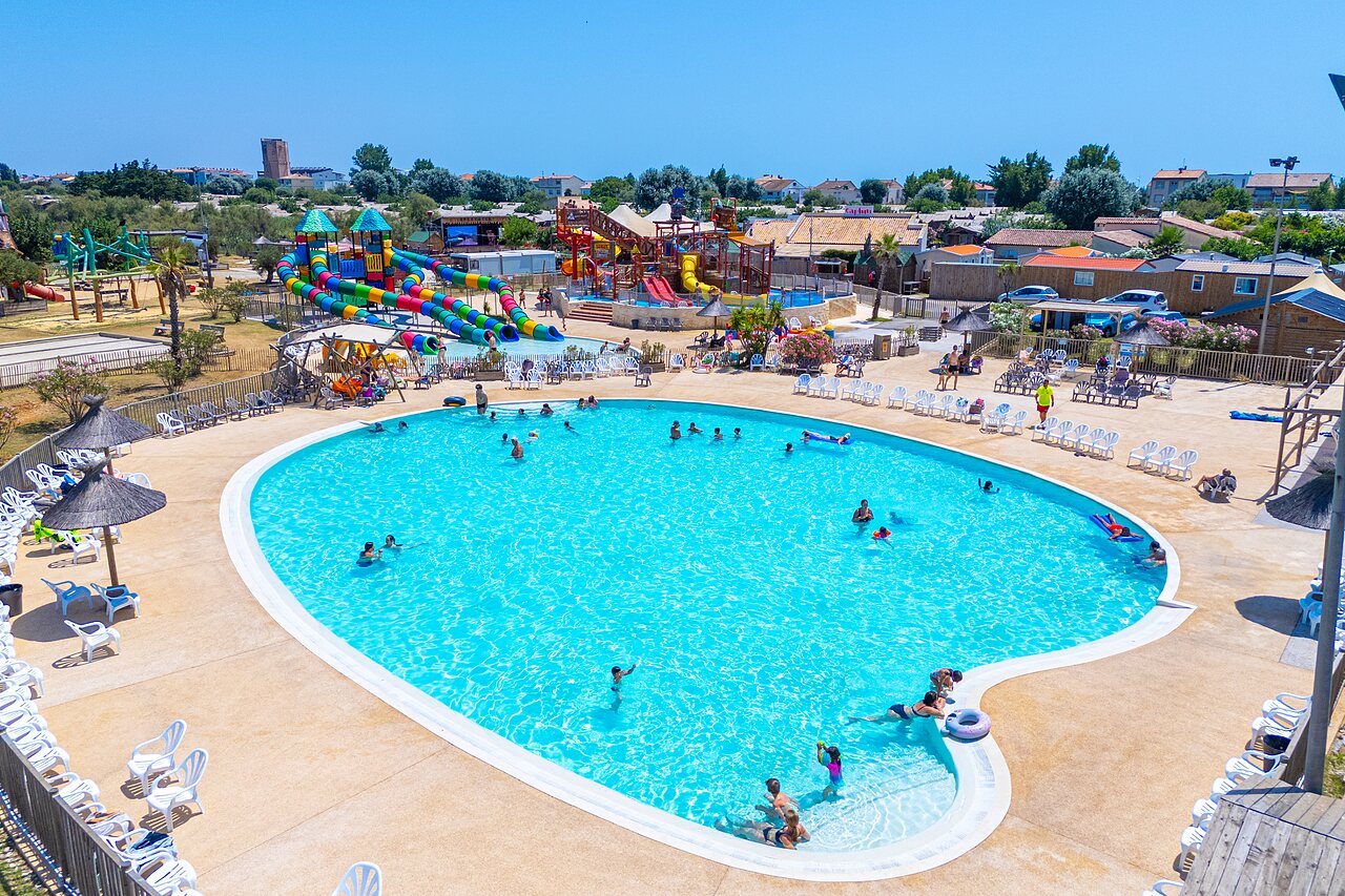 Large outdoor swimming pool and colorful water slides at CAPFUN Mille P�pites campsite in Carnon (34).