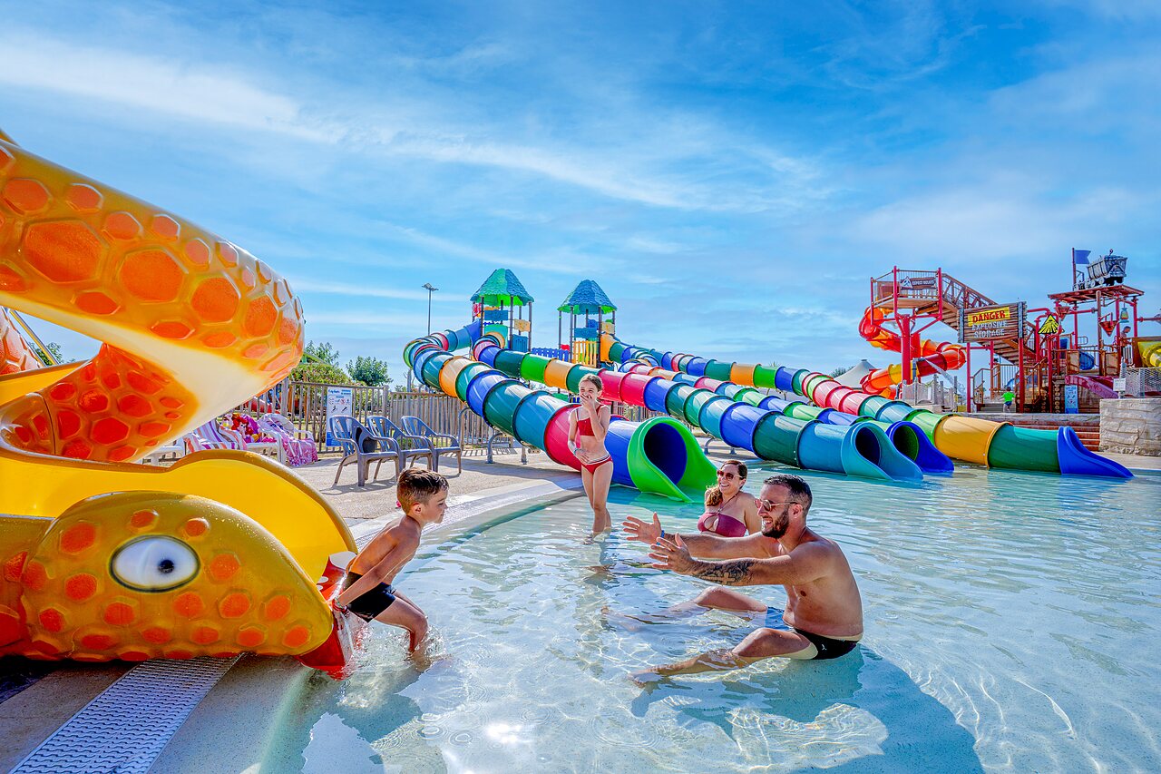 Pool, colorful slides and family at CAPFUN Mille P�pites campsite in Carnon (34).