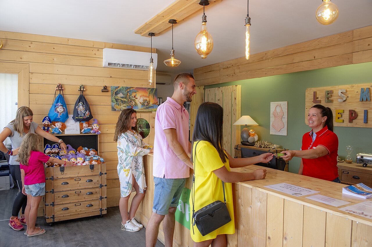 Warm welcome, key handover to holidaymakers at CAPFUN Mille P�pites campsite in Carnon.