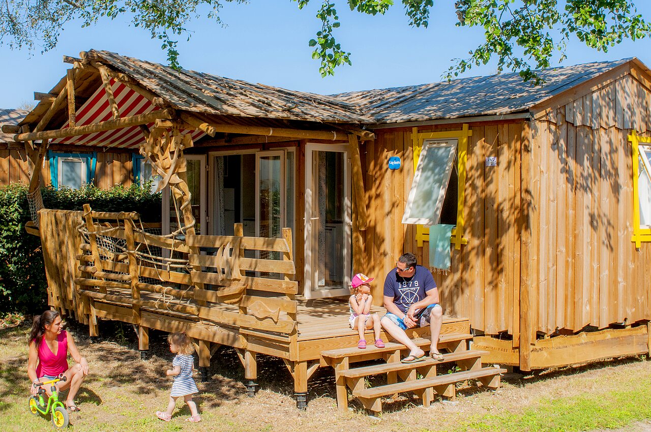 Family Mobil-home with wooden terrace at CAPFUN Mille P�pites campsite in Carnon (34).