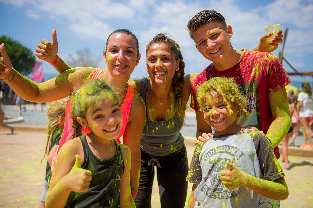 Colored powder animation with smiling participants at CAPFUN Mille P�pites campsite in Carnon (34).