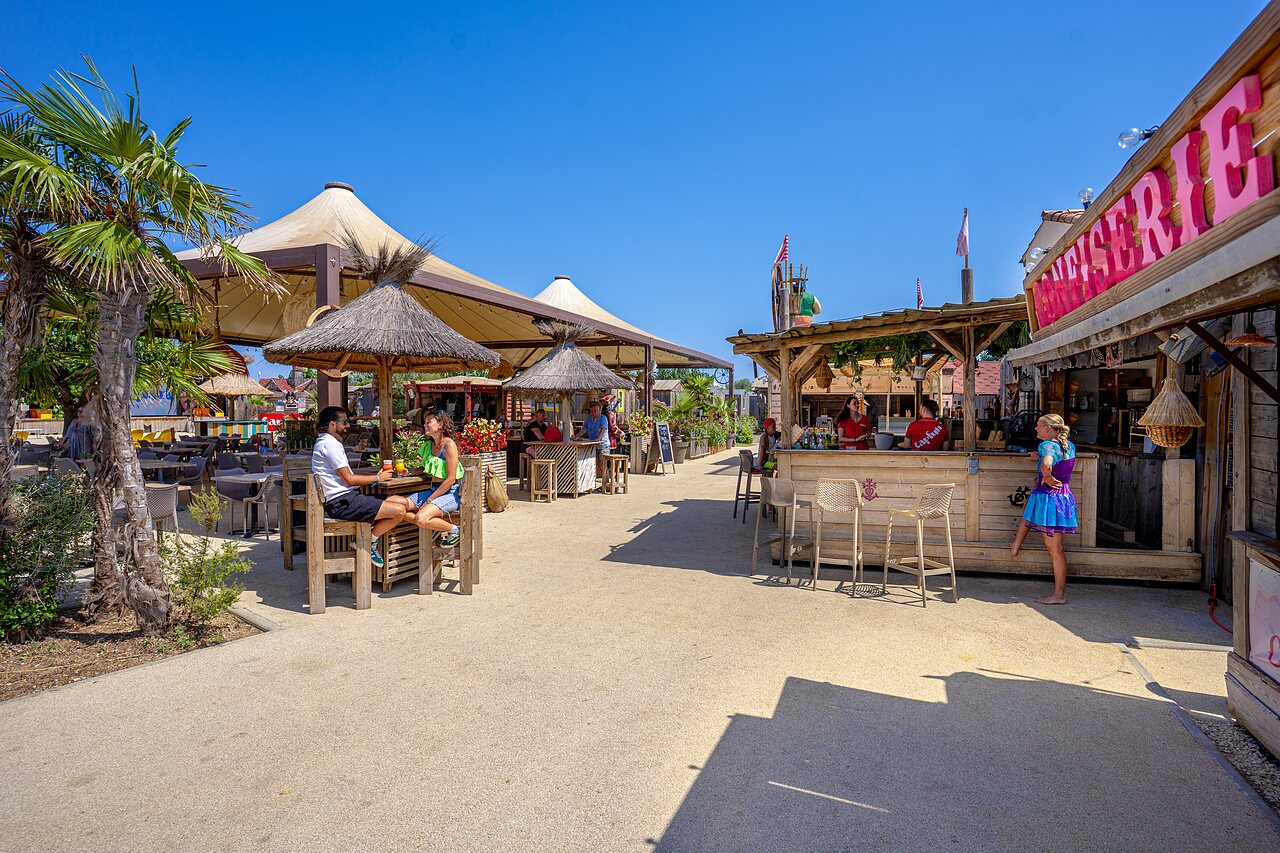 Outdoor bar and restaurant with grocery store at CAPFUN Mille P�pites campsite in Carnon (34).
