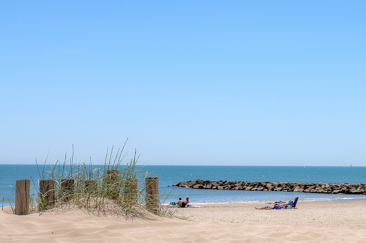 Fine sandy beach, blue sea and dunes, at CAPFUN Mille P�pites campsite in Carnon (34).