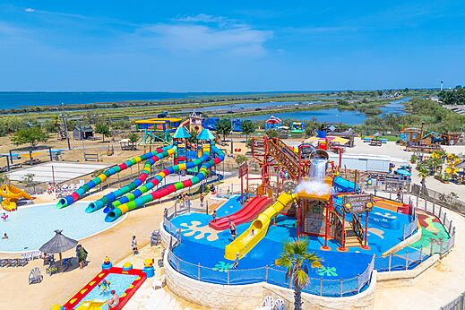 Large water park with colorful slides and swimming pool at CAPFUN Mille Pépites campsite in Carnon (34).