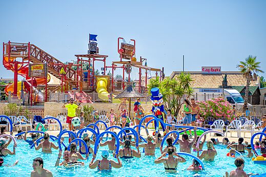 Lively swimming pool, water games and slides at CAPFUN Mille Pépites campsite in Carnon (34).