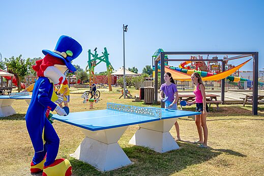 Table tennis table with mascot and children at CAPFUN Mille Pépites campsite in Carnon (34).