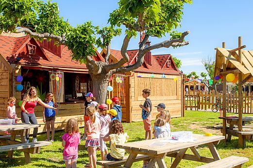 Children's animation and creative outdoor activities at CAPFUN Mille Pépites campsite in Carnon.