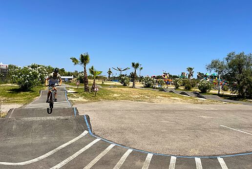 Bike pump track with a cyclist at CAPFUN Mille Pépites campsite in Carnon (34).