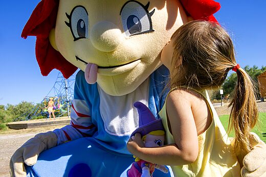 Child hugging the mascot at CAPFUN Mille Pépites campsite in Carnon (34).
