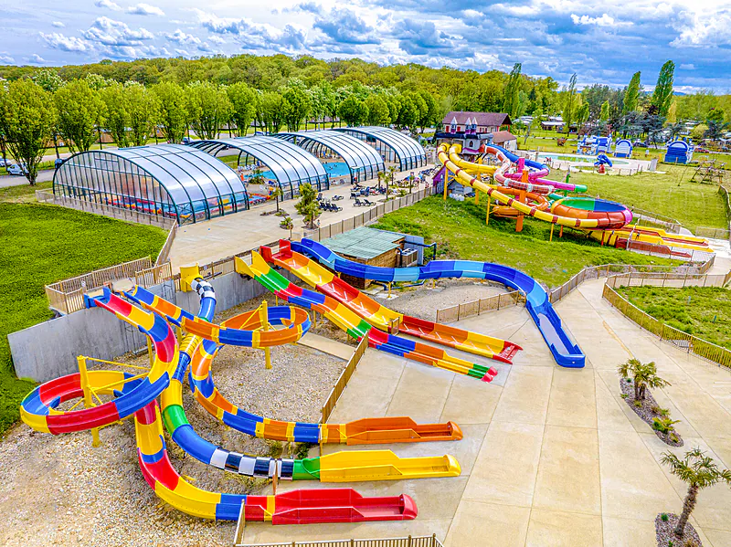 Giant water slides and covered swimming pools at CAPFUN Mirabelle campsite in VOLSTROFF (57).