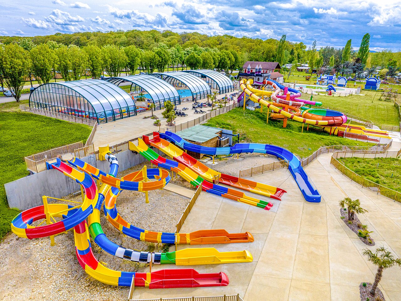 Giant water slides and covered swimming pools at CAPFUN Mirabelle campsite in VOLSTROFF (57).