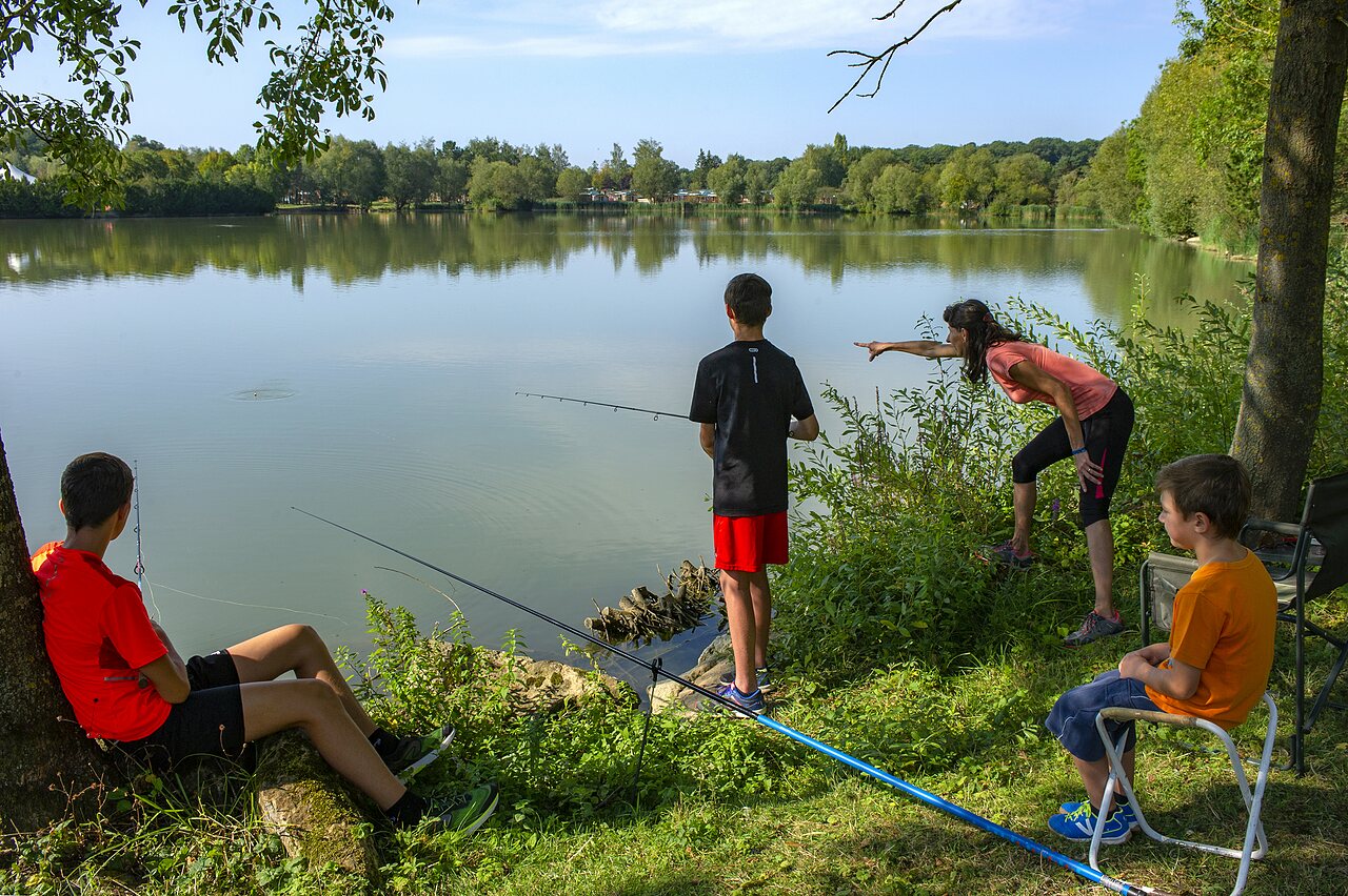 Family fishing by the lake at CAPFUN Mirabelle campsite in VOLSTROFF (57).