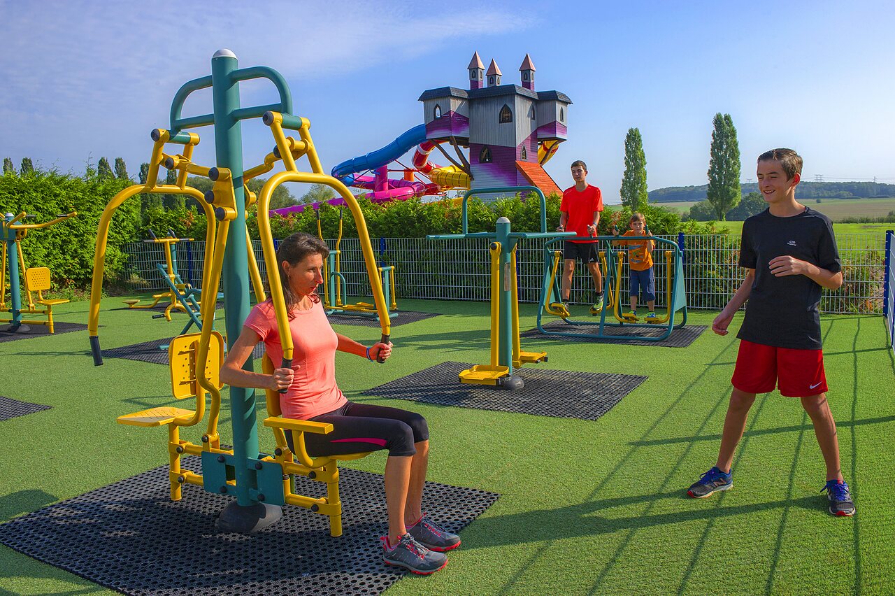People exercising on outdoor fitness equipment, water castle at CAPFUN Mirabelle VOLSTROFF (57).