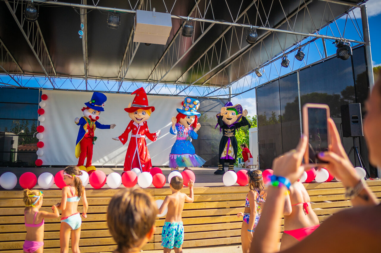 Children's animation with mascots at CAPFUN Mirmanda campsite in Cambrils - Vinyols i els Arcs (43).