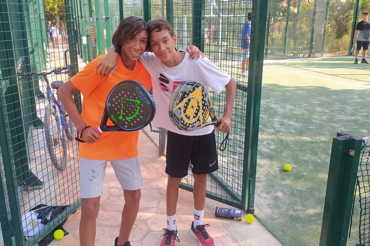 Padel court with young players at CAPFUN Mirmanda campsite in Cambrils - Vinyols i els Arcs (43).