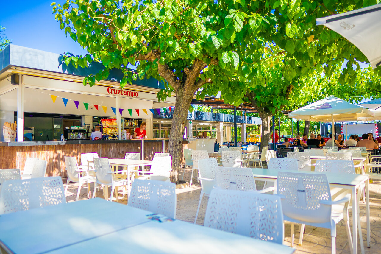 Shaded bar terrace at CAPFUN Mirmanda campsite in Cambrils - Vinyols i els Arcs (43).