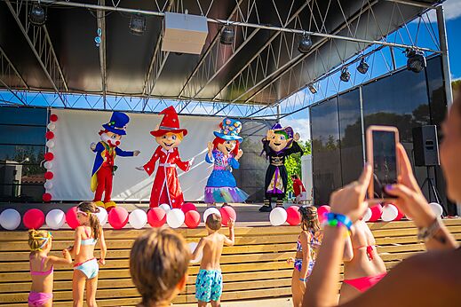 Animation show with mascots and children at CAPFUN Mirmanda campsite in Cambrils - Vinyols i els Arcs (43)