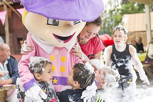 Foam party animation with mascot and children at CAPFUN Mirmanda campsite in Cambrils - Vinyols i els Arcs.