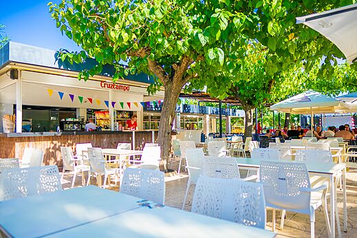 Outdoor bar, tables and chairs at CAPFUN Mirmanda campsite in Cambrils - Vinyols i els Arcs.