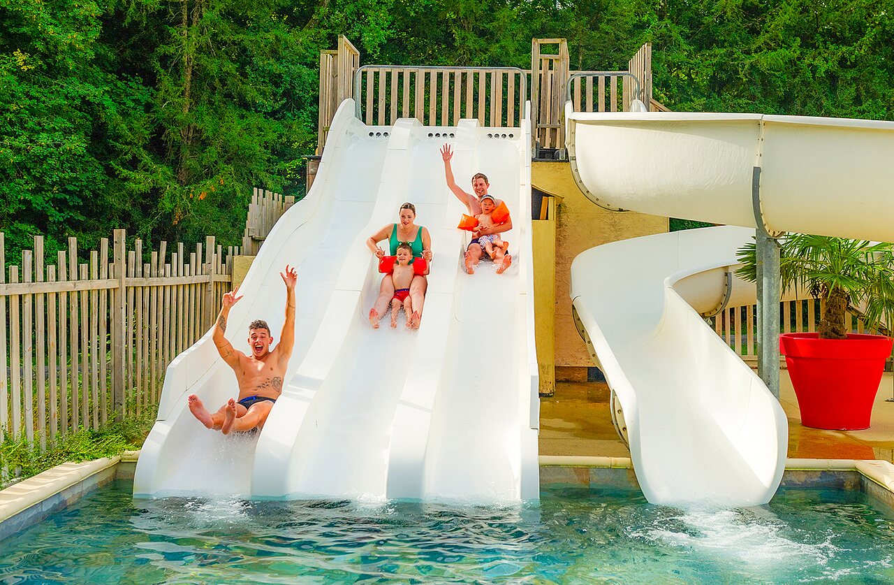 Water slides and joyful family at CAPFUN Montsabert campsite in COUTURES (49).