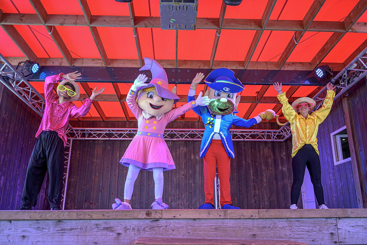Entertainment with mascots and entertainers on stage at CAPFUN Montsabert campsite (49).