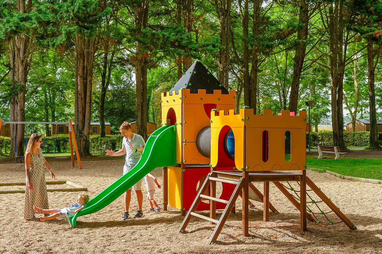 Play castle, slide, children and parents at CAPFUN Montsabert in COUTURES (49).
