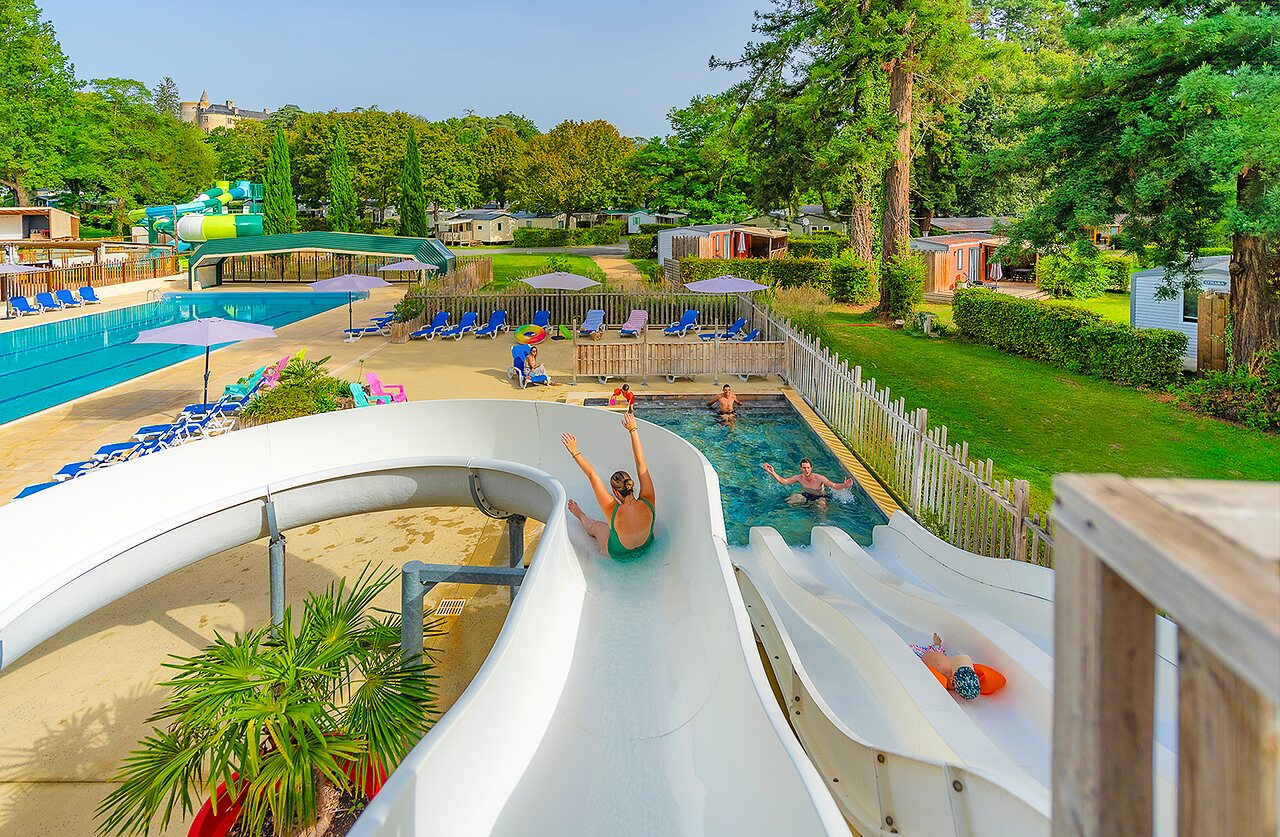 Water slides and lively outdoor swimming pool at CAPFUN Montsabert campsite in COUTURES (49).