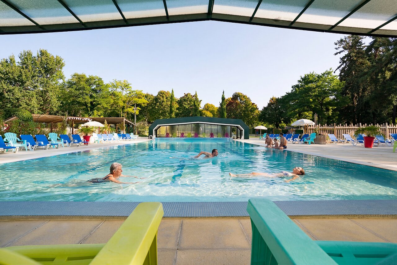 Outdoor swimming pool with bathers and sun loungers at CAPFUN Montsabert campsite in COUTURES (49).