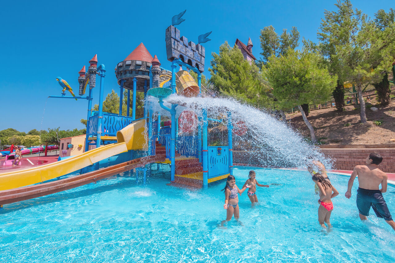 Aquatic playground with slides and tipping bucket, children playing at CAPFUN Montblanc Park campsite in Montblanc (43).