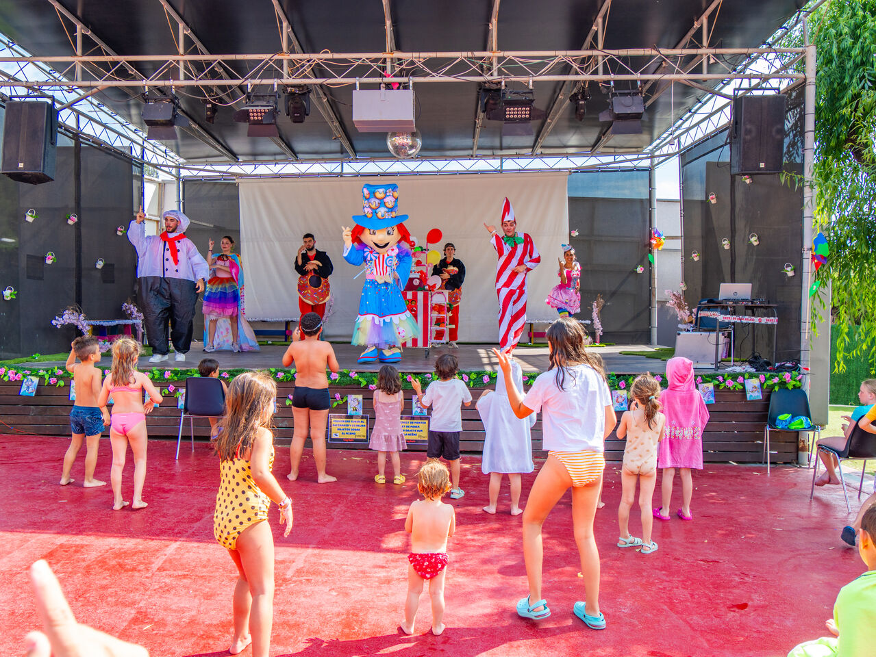 Kids' show on stage at CAPFUN Montblanc Park campsite in Montblanc (43).