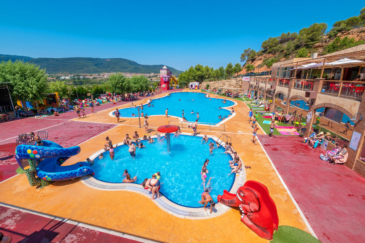 Outdoor pools, waterslides and water games at CAPFUN Montblanc Park campsite in Montblanc (43).