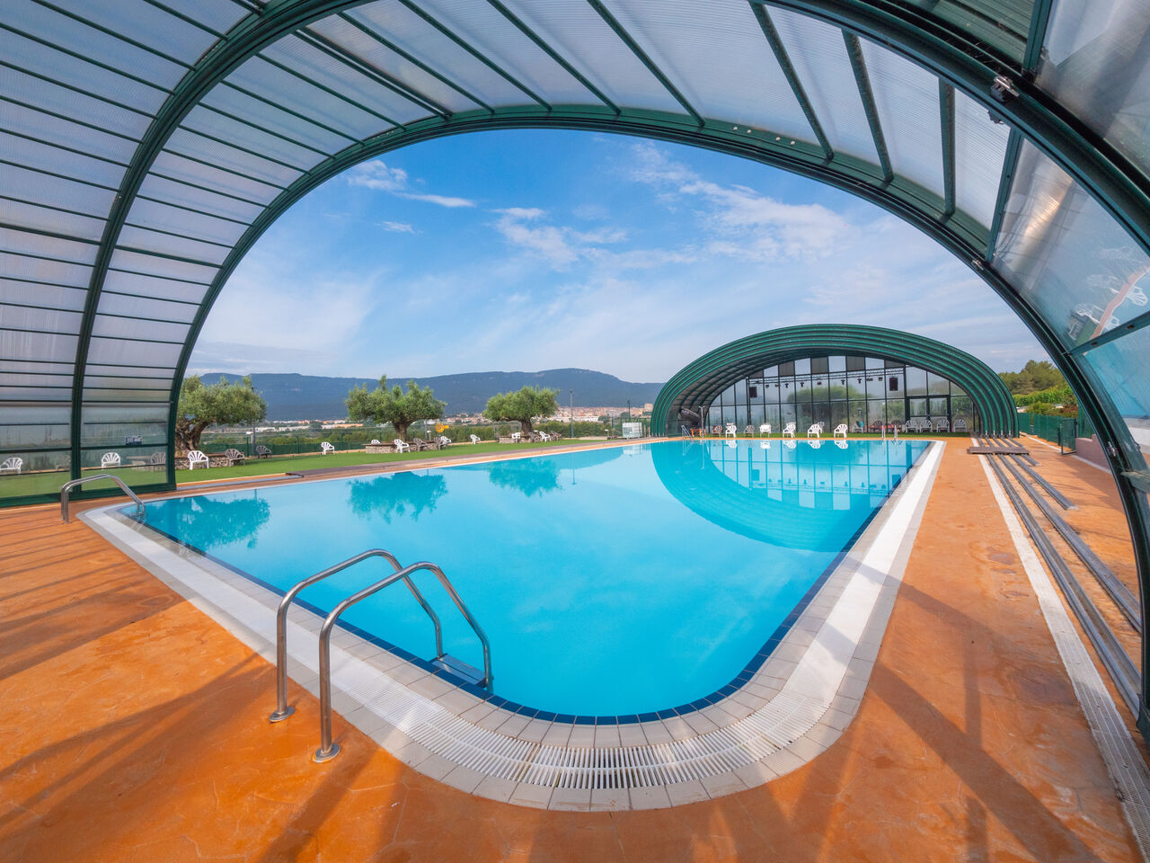 Large outdoor swimming pool with arched roof at CAPFUN Montblanc Park campsite in Montblanc (43).
