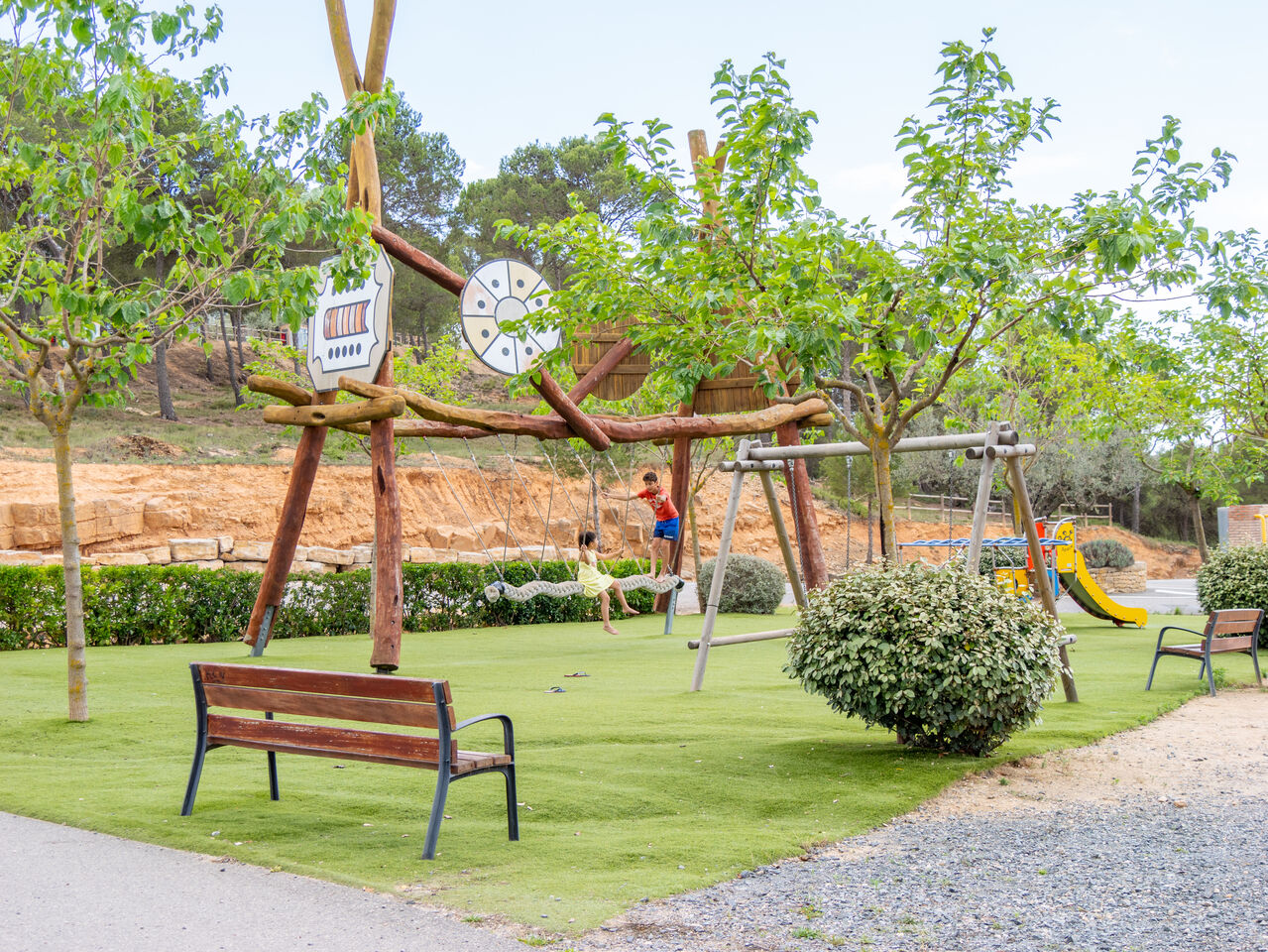Children's playground, swings and slide at CAPFUN Montblanc Park campsite in Montblanc (43).