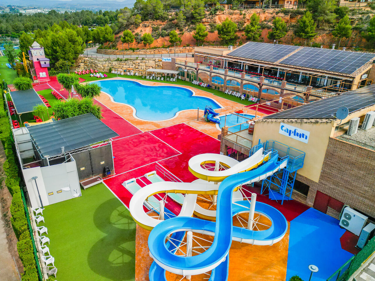 Water slides, lagoon pool and restaurant at CAPFUN Montblanc Park campsite in Montblanc (43).