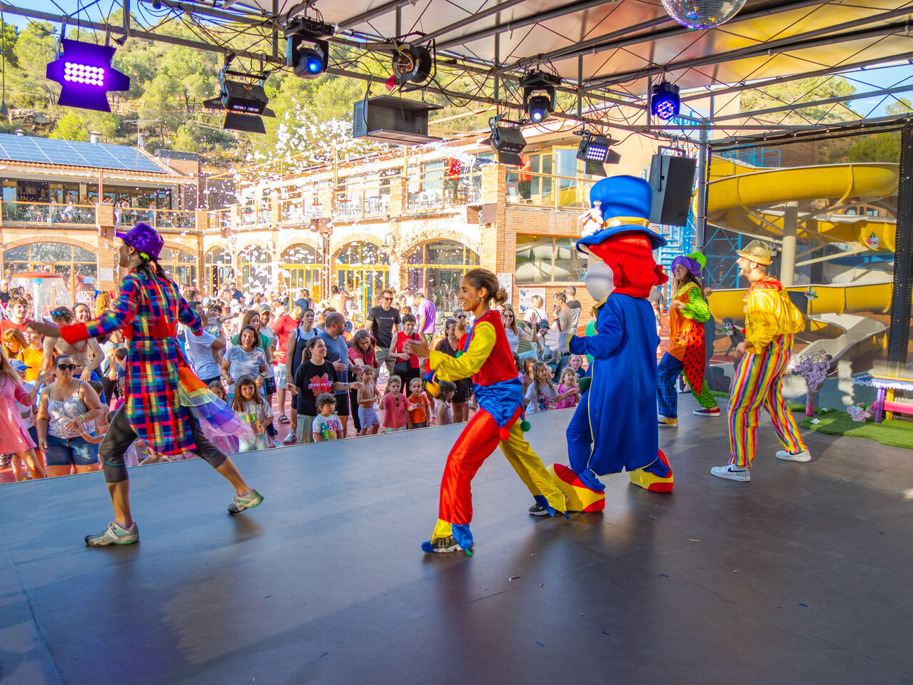 Colorful animation show with waterslide at CAPFUN Montblanc Park campsite in Montblanc (43).