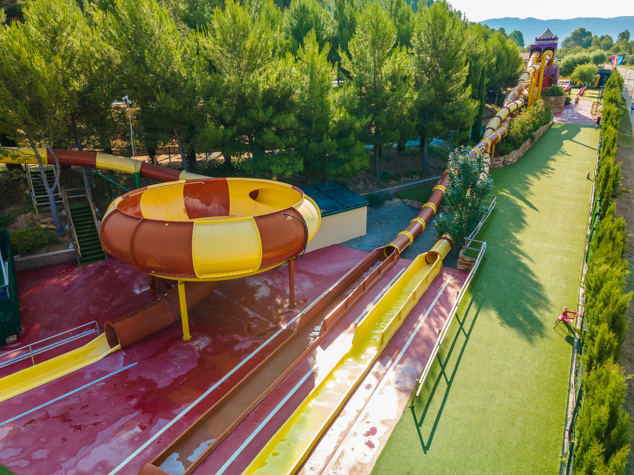 Giant water slides and water play area at CAPFUN Montblanc Park campsite in Montblanc (43).