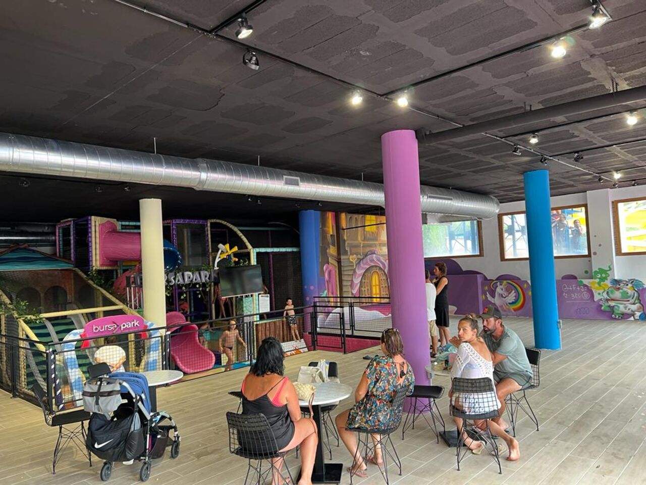 Colorful indoor play area for children with slides at CAPFUN Montblanc Park campsite in Montblanc (43)