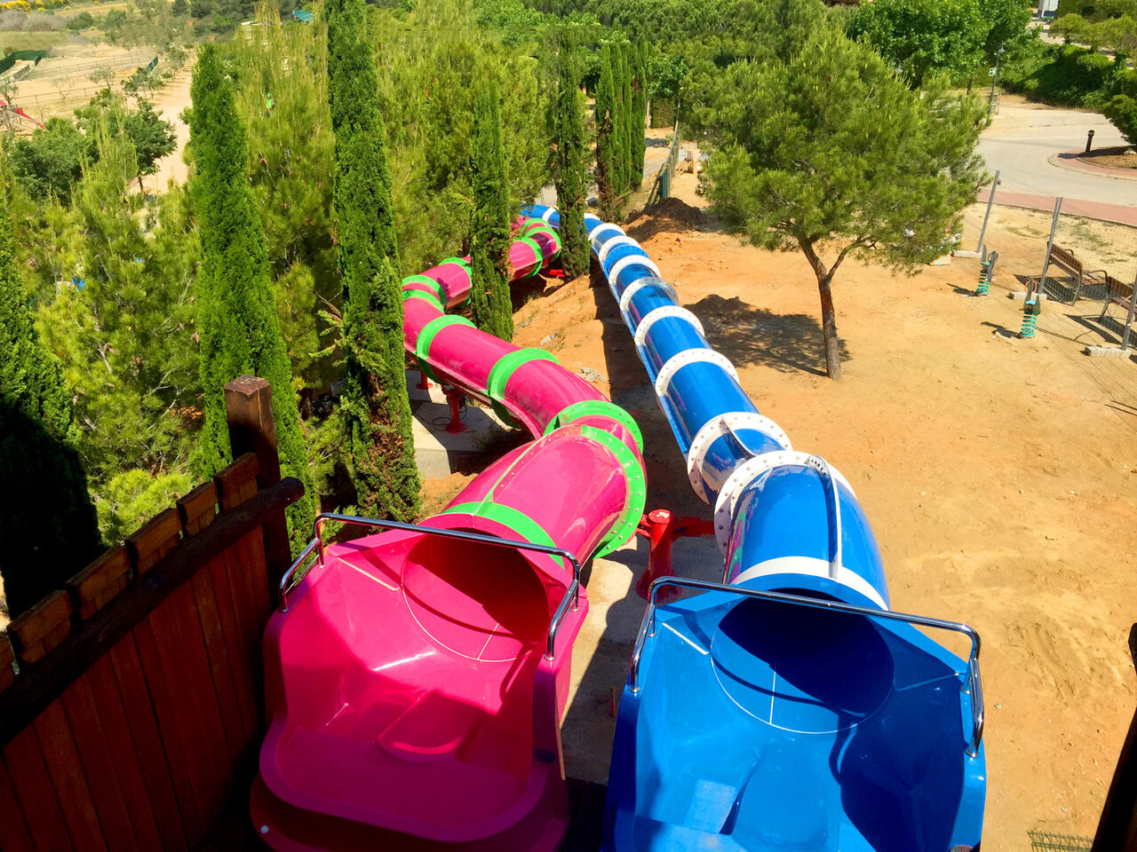 Giant pink and blue water slides at CAPFUN Montblanc Park campsite (43).