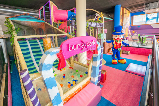 Colorful indoor play area with slides and ball pit at CAPFUN Montblanc Park campsite in Montblanc (43).