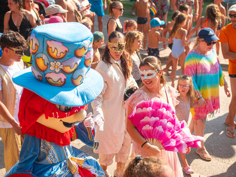Costumed mascot and joyful crowd during entertainment at CAPFUN Montblanc Park campsite in Montblanc (43).