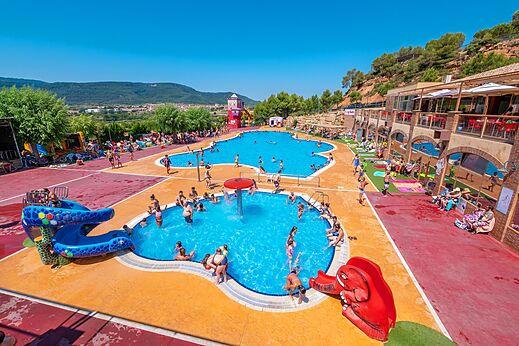 Large outdoor swimming pool with slides and water games at CAPFUN Montblanc Park campsite in Montblanc (43).