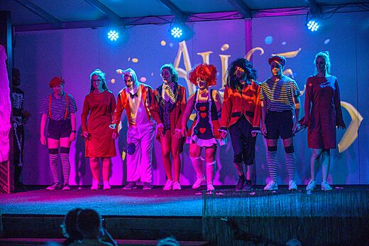 Costumed show on stage with lighting at CAPFUN Montblanc Park campsite in Montblanc (43).