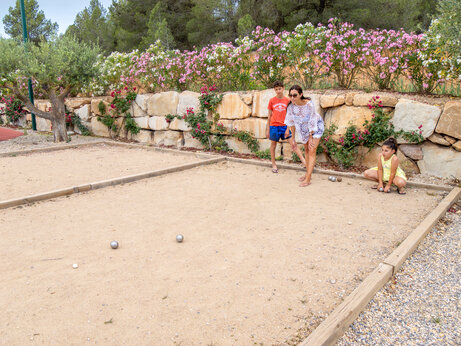 Family playing p�tanque at CAPFUN Montblanc Park campsite in Montblanc (43).