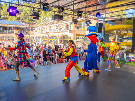 Animation show with costumed characters and audience at CAPFUN Montblanc Park in Montblanc (43).
